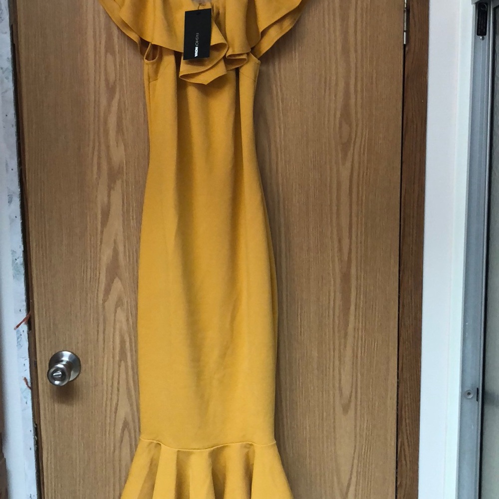 Off shoulders Beautiful Dress. With 🏷